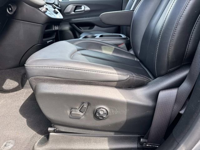 Used 2025 Chrysler Pacifica Select image 17