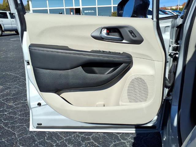 Used 2024 Chrysler Pacifica Touring-L image 11