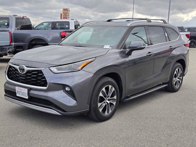 Used 2021 Toyota Highlander XLE FWD image 3