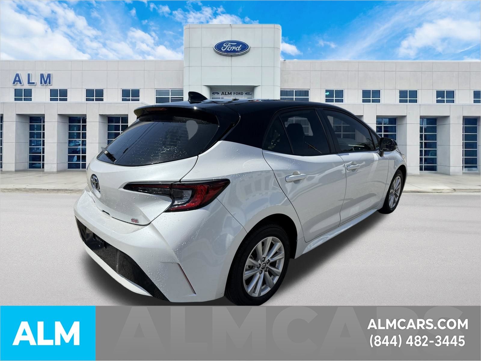 Used 2025 Toyota Corolla SE w/ SE Package image 5