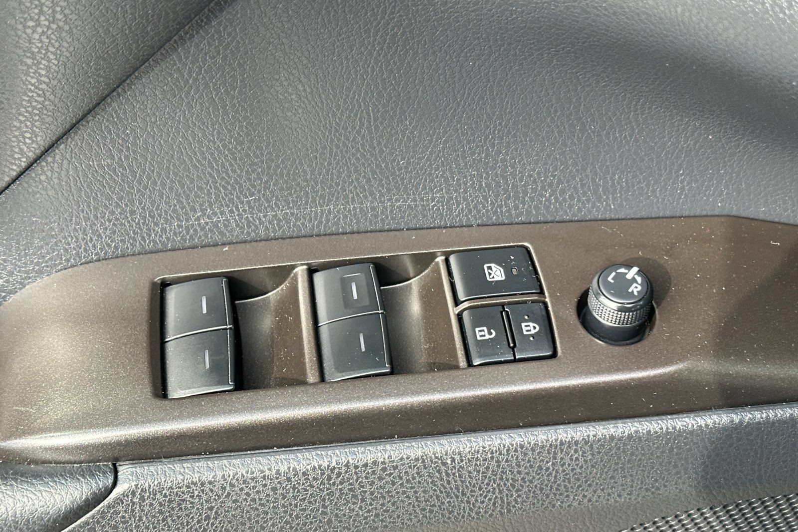 Used 2023 Toyota Camry SE FWD image 11