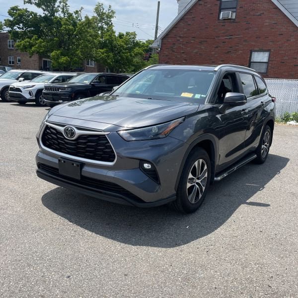 Used 2023 Toyota Highlander XLE AWD/4WD image 28