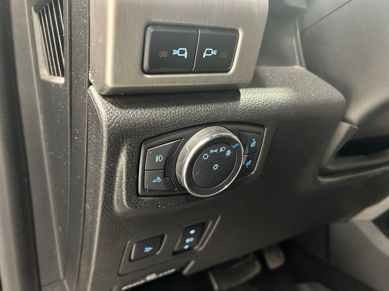 Certified 2018 Ford F350 Platinum w/ Platinum Ultimate Package AWD/4WD image 18