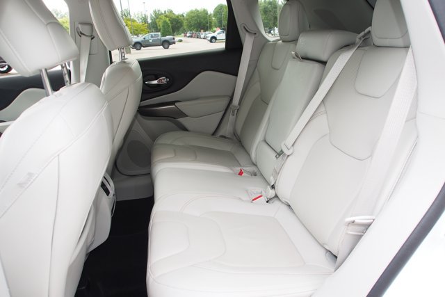 Used 2021 Jeep Cherokee Latitude Lux w/ Comfort/Convenience Group AWD/4WD image 18