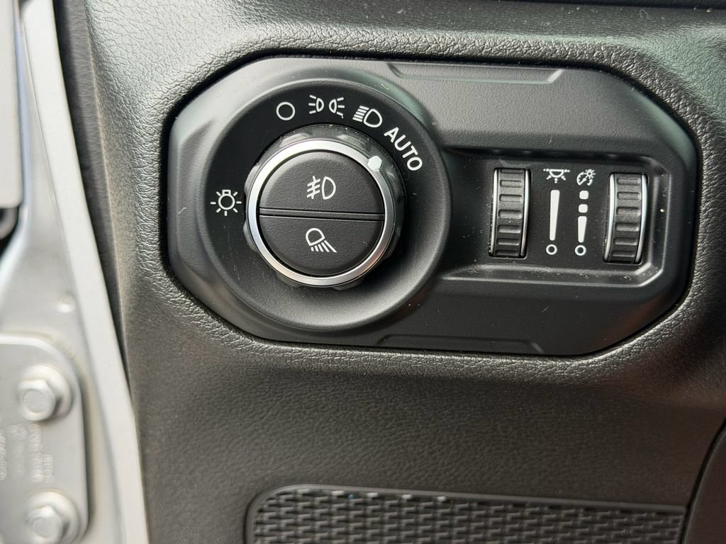 Used 2020 Jeep Gladiator Overland AWD/4WD image 19