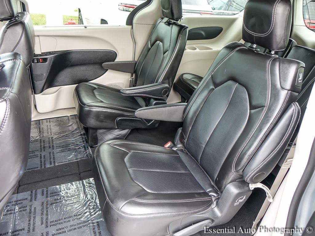 Used 2024 Chrysler Pacifica Touring-L FWD image 11