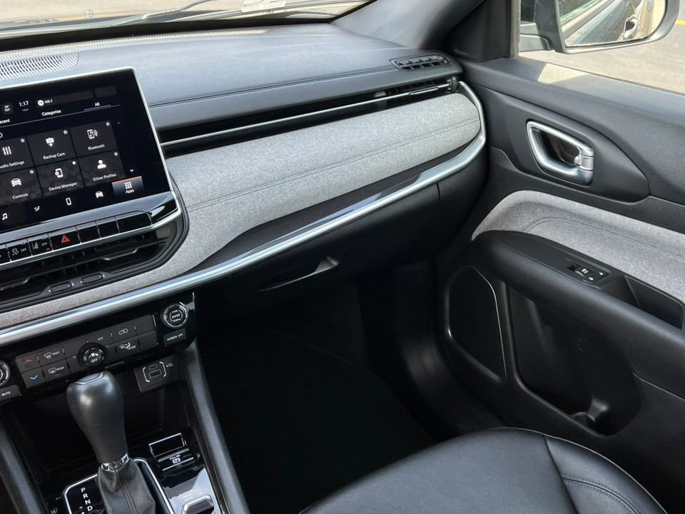 Used 2024 Jeep Compass Latitude AWD/4WD image 31