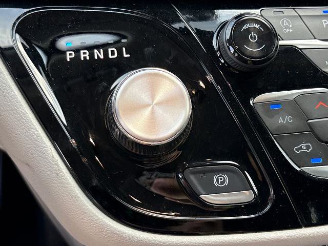 Used 2024 Chrysler Pacifica Touring-L FWD image 27