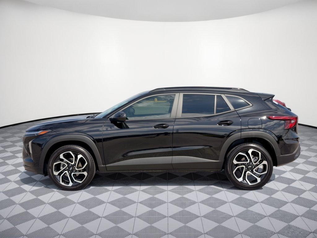 Used 2025 Chevrolet Trax RS w/ Driver Confidence Package FWD image 2