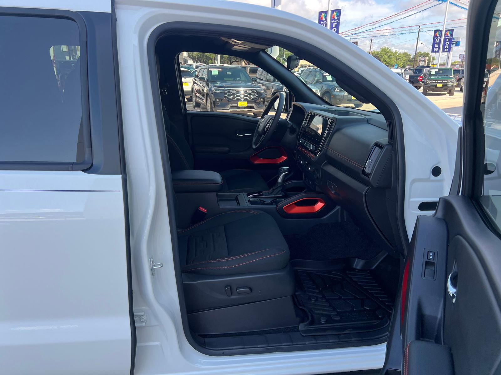 Used 2025 Nissan Frontier PRO-4X AWD/4WD image 16
