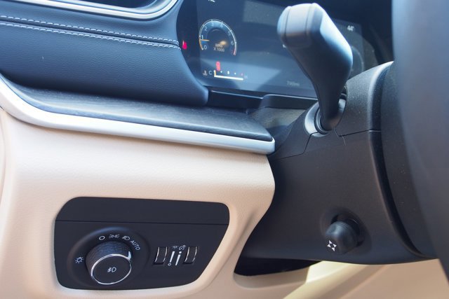 Used 2025 Jeep Grand Cherokee L Limited w/ Luxury Tech Group II image 23