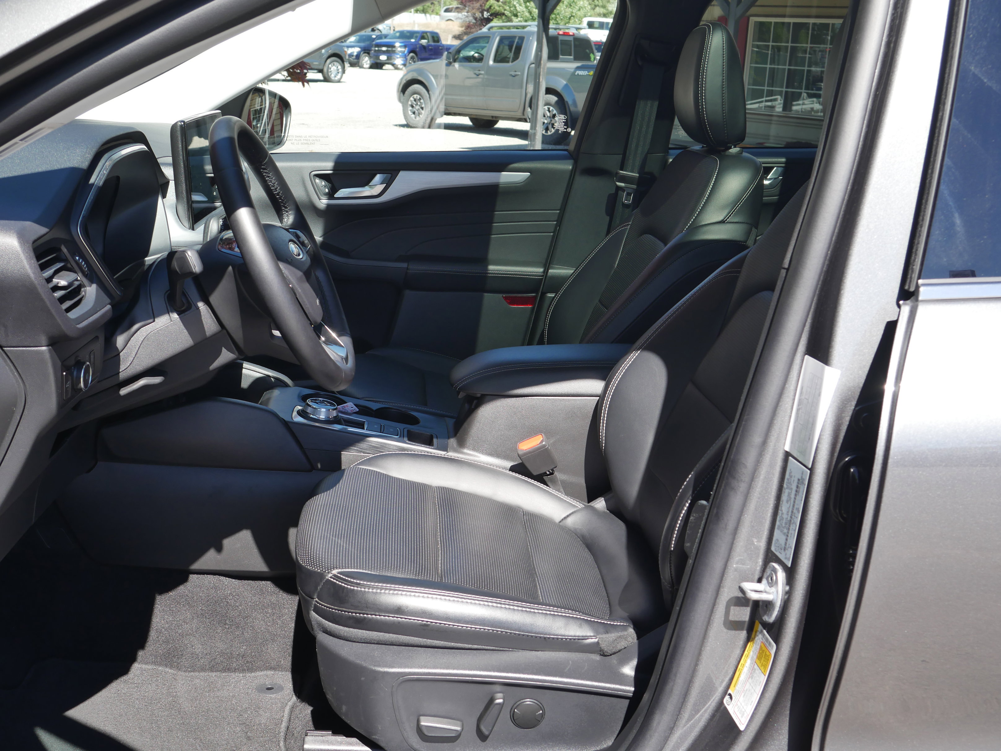 Certified 2025 Ford Escape Platinum AWD/4WD image 3