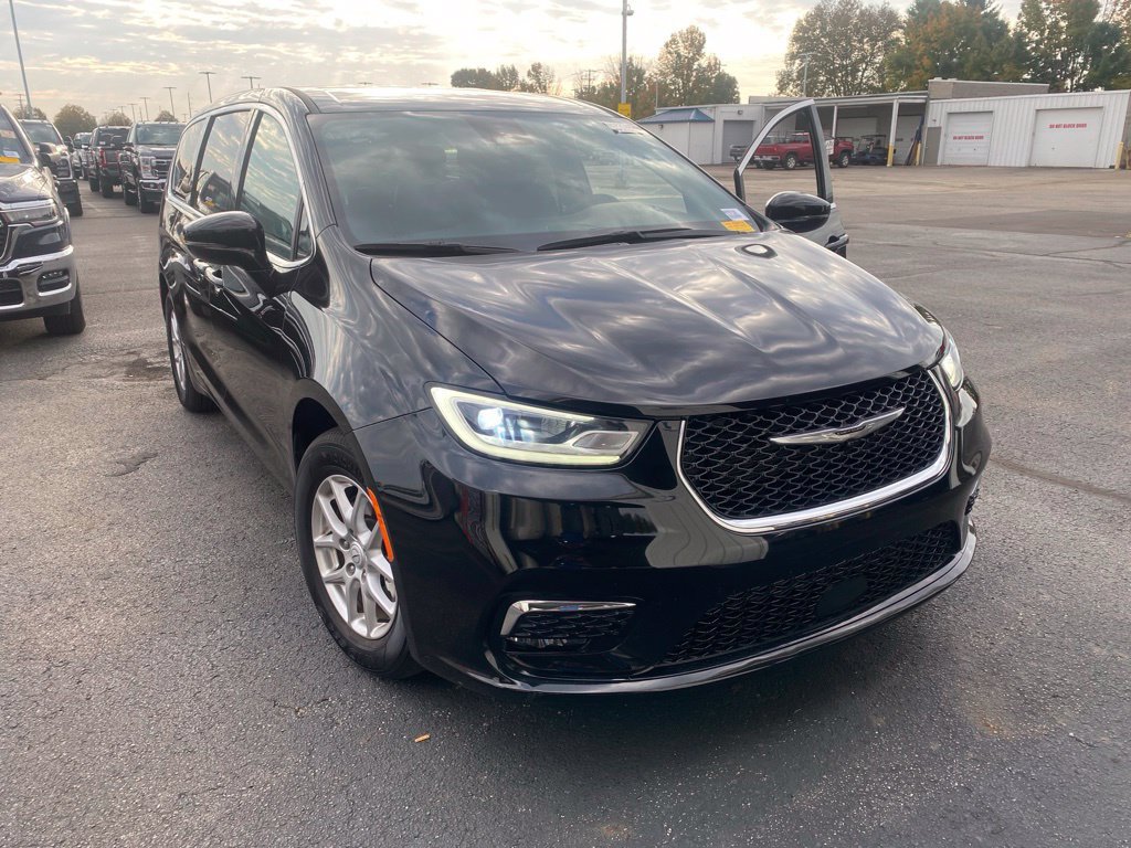 Used 2026 Chrysler Pacifica Select FWD image 1