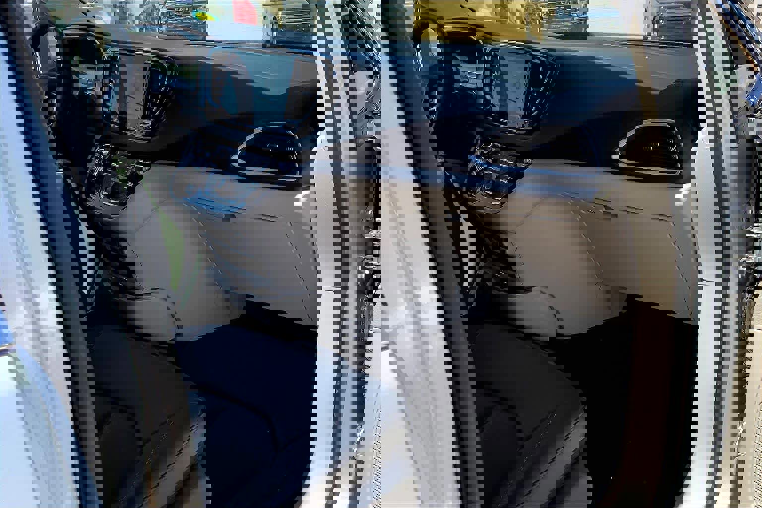 Used 2024 Chrysler Pacifica Touring-L image 19