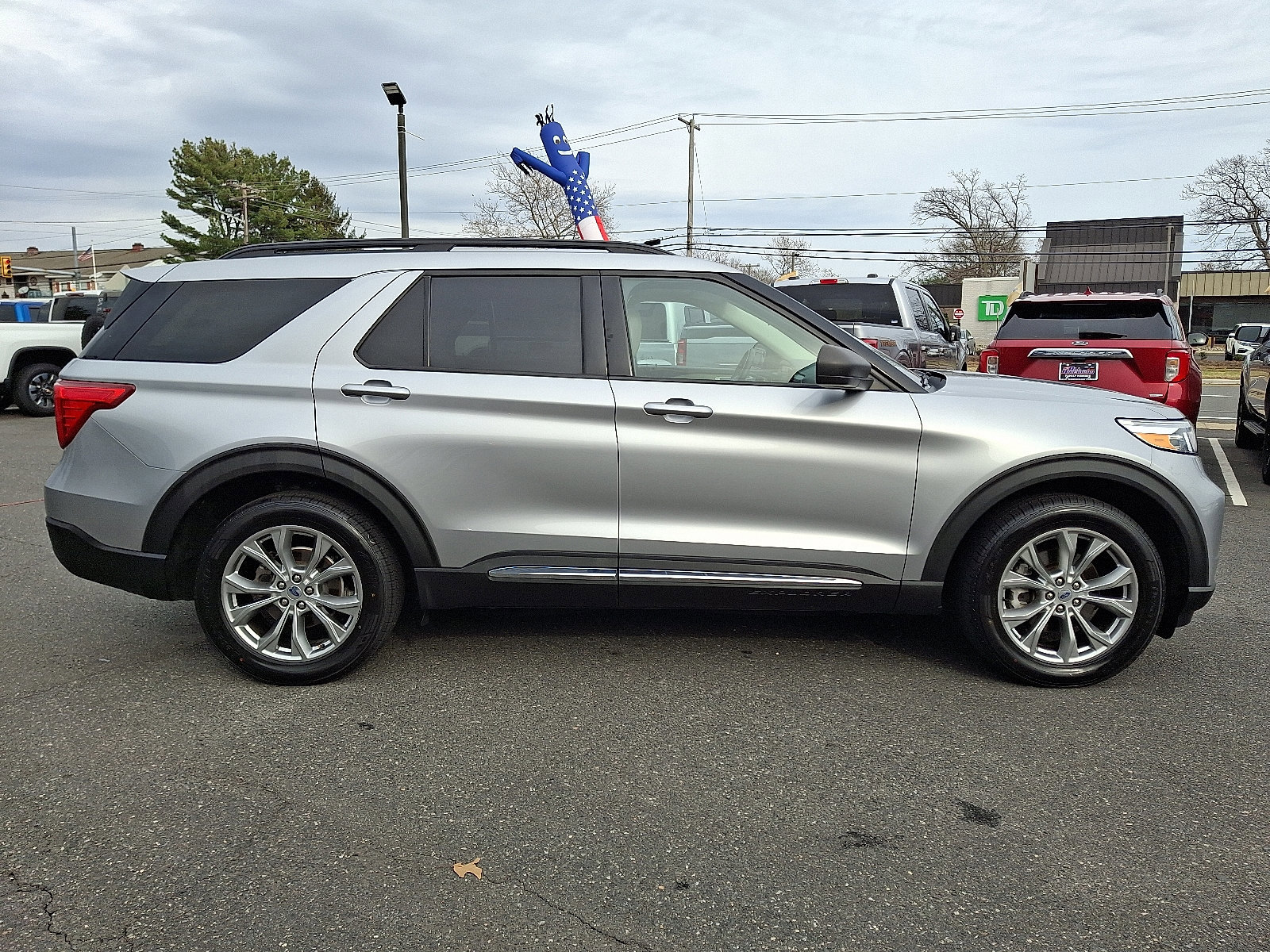 Certified 2021 Ford Explorer XLT w/ Equipment Group 202A image 3