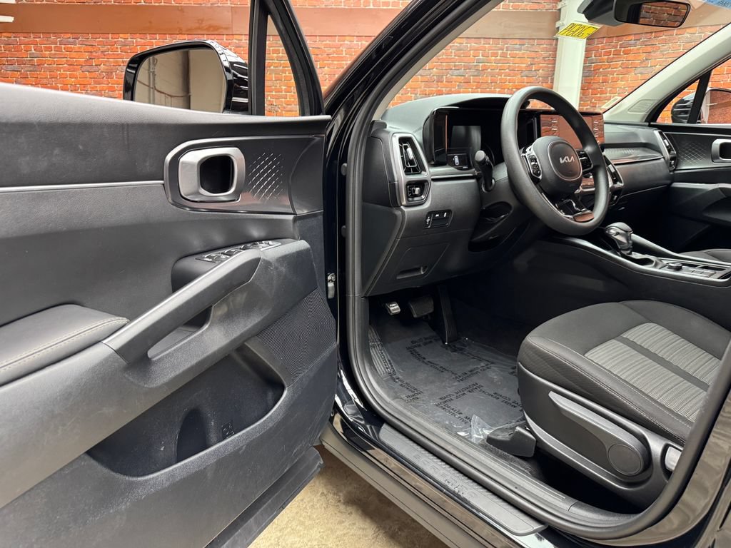 Used 2023 Kia Sorento LX AWD/4WD image 9