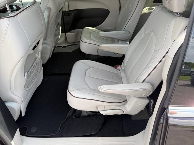 Used 2017 Chrysler Pacifica Limited w/ Advanced Safetytec Group FWD image 12