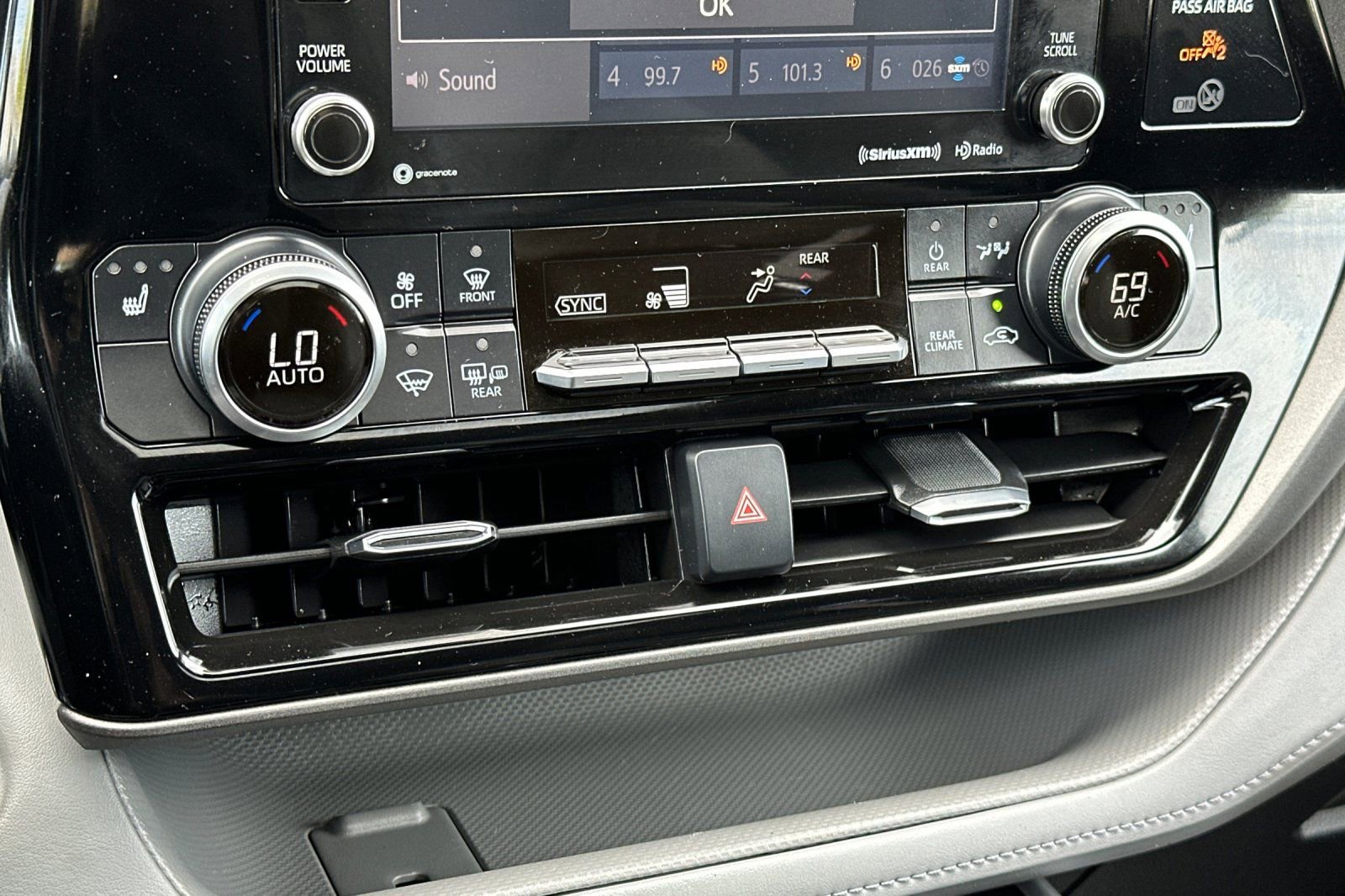 Used 2022 Toyota Highlander XLE AWD/4WD image 17