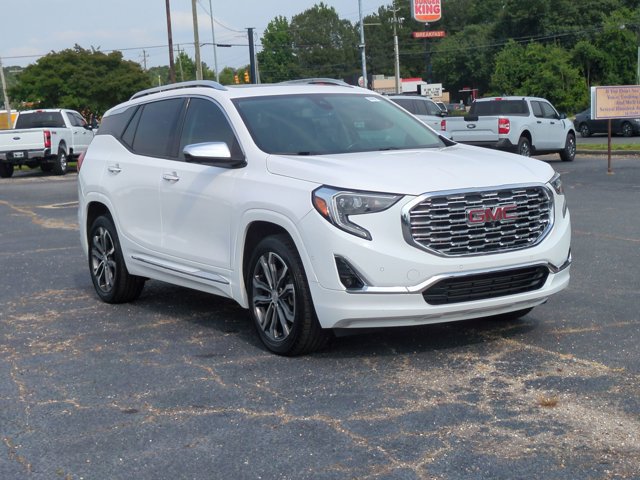 Used 2020 GMC Terrain Denali w/ Denali Premium Package FWD image 2