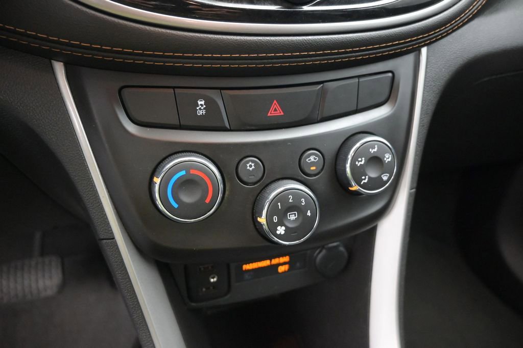 Used 2020 Chevrolet Trax LT w/ LT Convenience Package AWD/4WD image 22