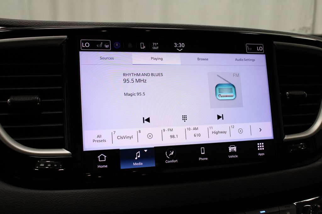 Used 2023 Chrysler Pacifica Touring-L FWD image 2