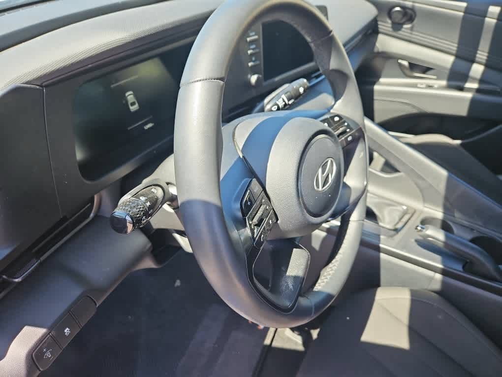 Used 2025 Hyundai Elantra Sport FWD image 2