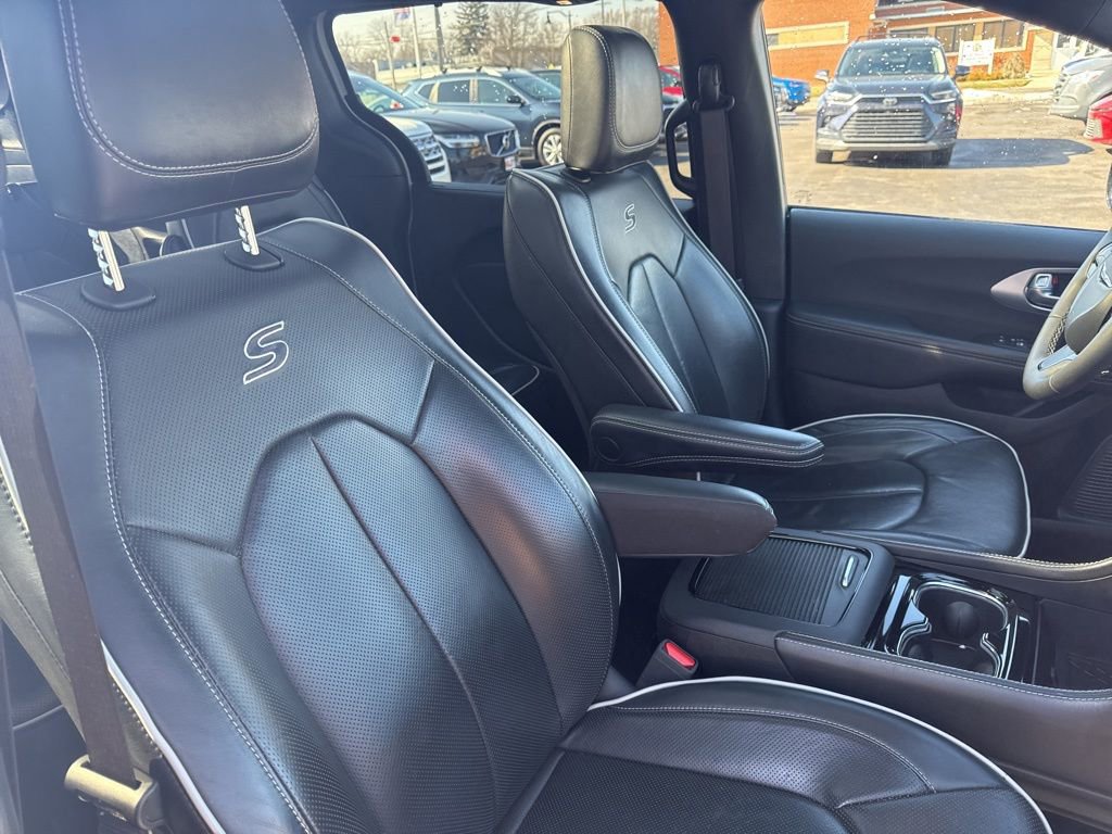 Used 2025 Chrysler Pacifica Limited image 34