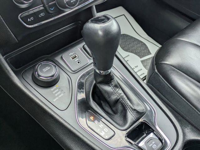 Used 2019 Jeep Cherokee Latitude Plus AWD/4WD image 24