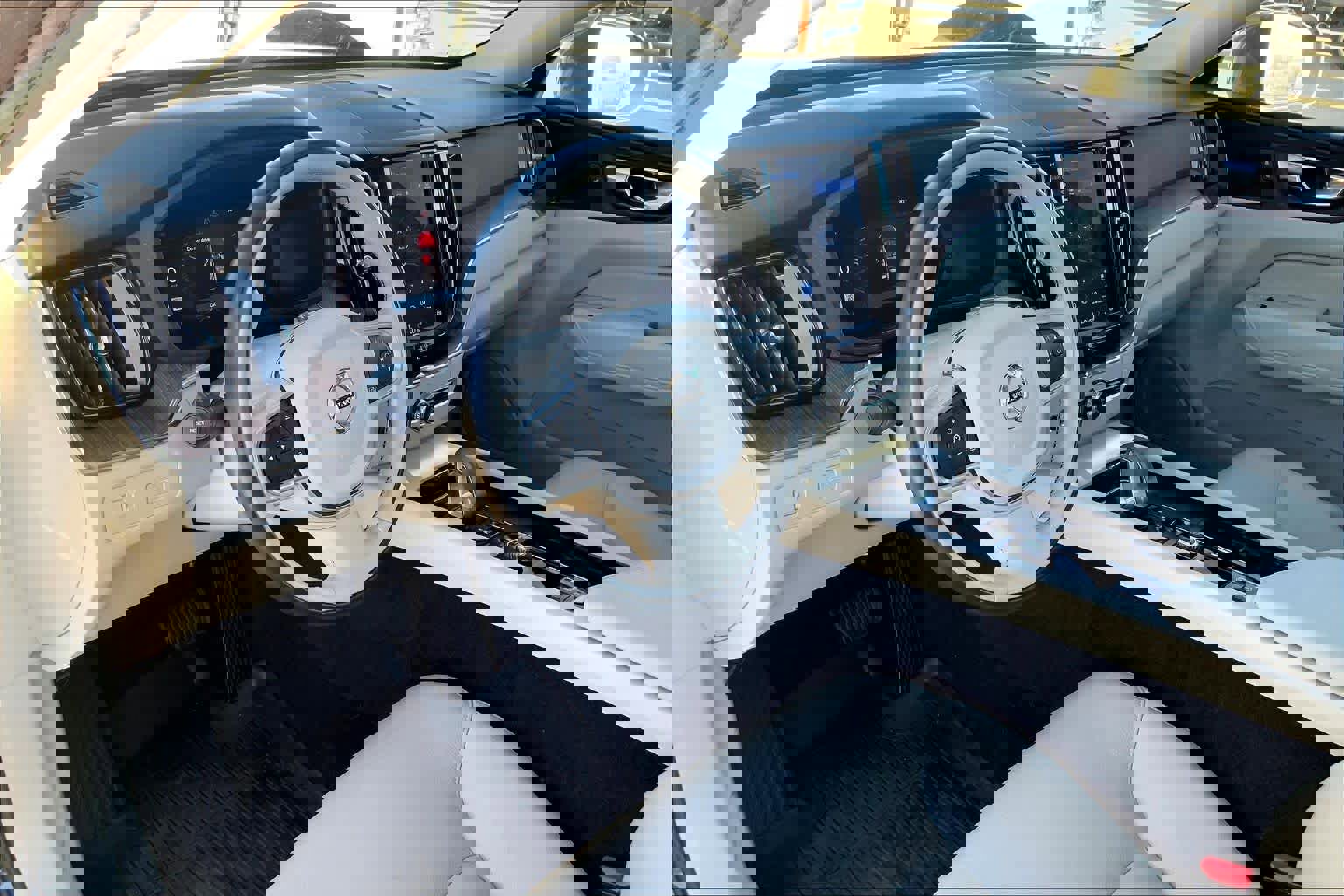 Used 2022 Volvo XC60 B5 Momentum w/ Protection Package Premier image 17