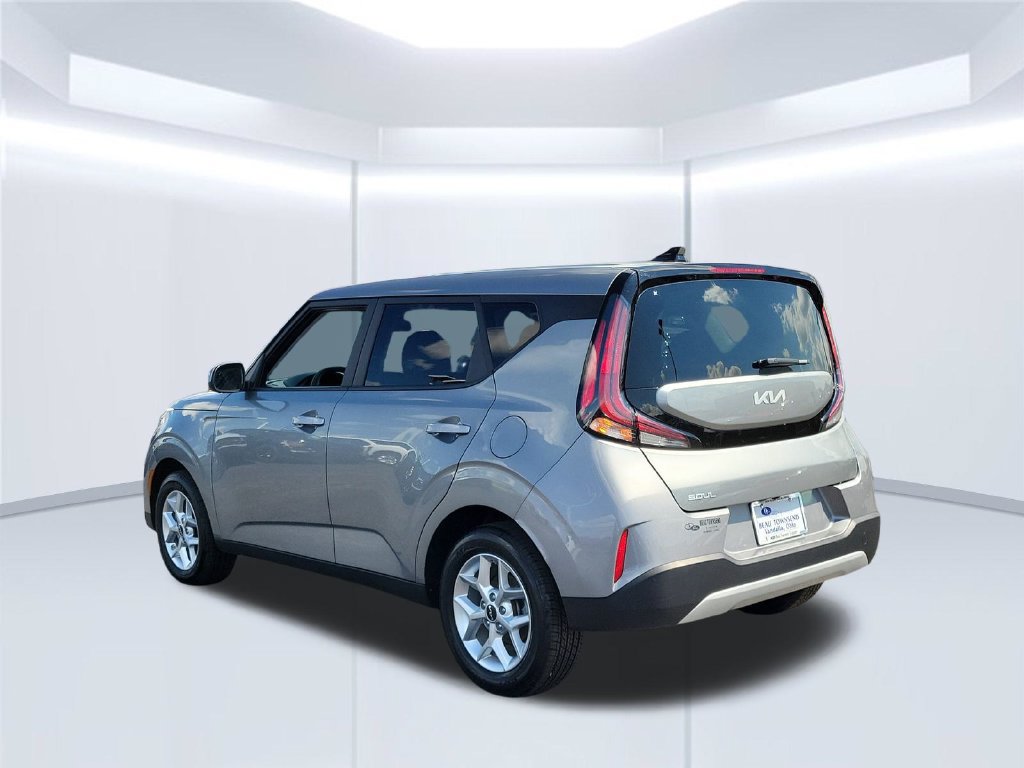 Used 2025 Kia Soul LX w/ LX Technology Package FWD image 7