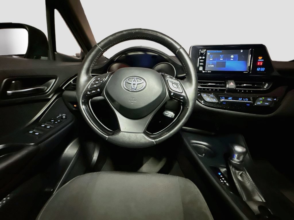 Used 2018 Toyota C-HR XLE FWD image 32