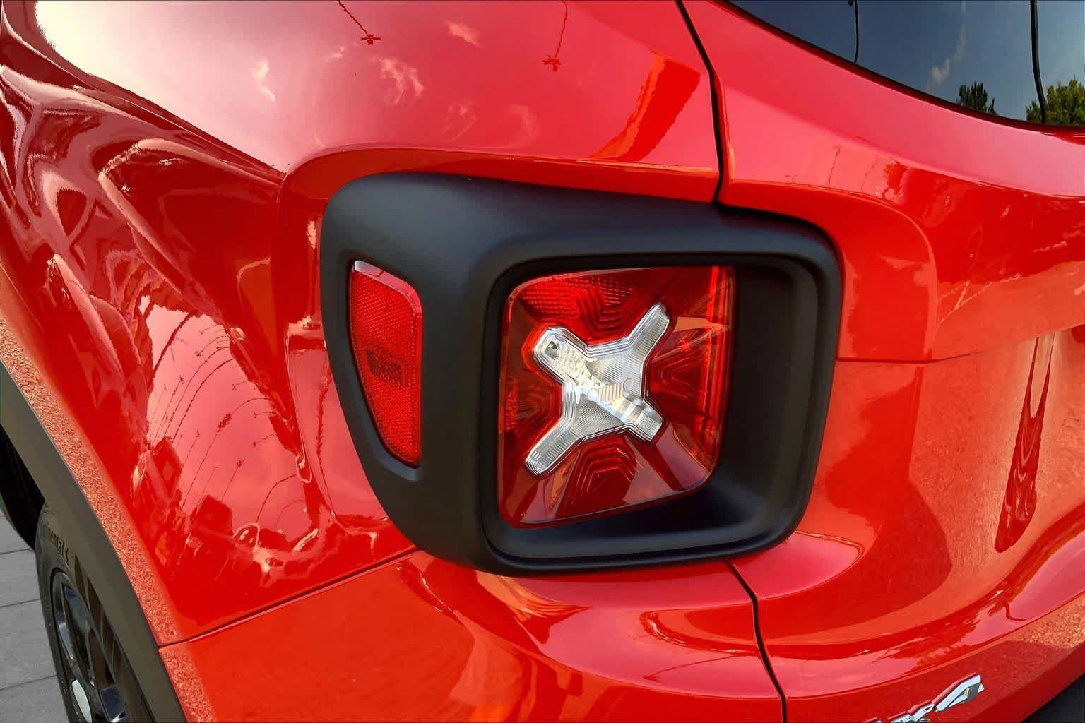 Used 2023 Jeep Renegade Latitude w/ Sun/Sound Group AWD/4WD image 27