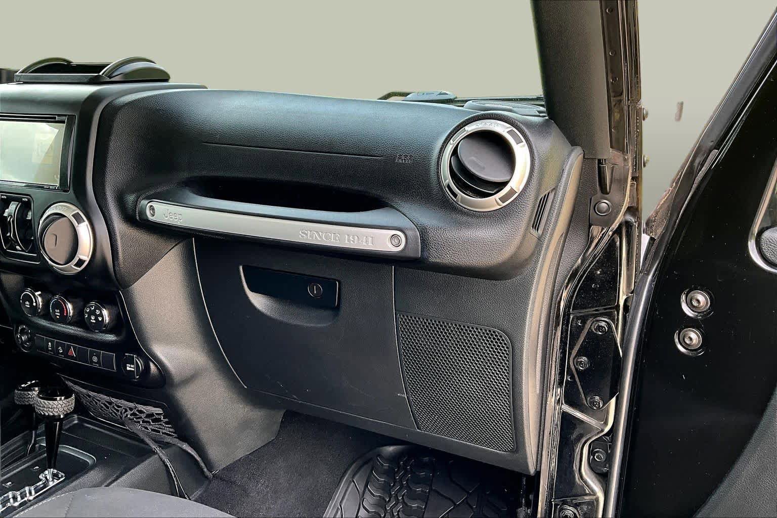 Used 2017 Jeep Wrangler Unlimited Rubicon w/ Connectivity Group AWD/4WD image 19