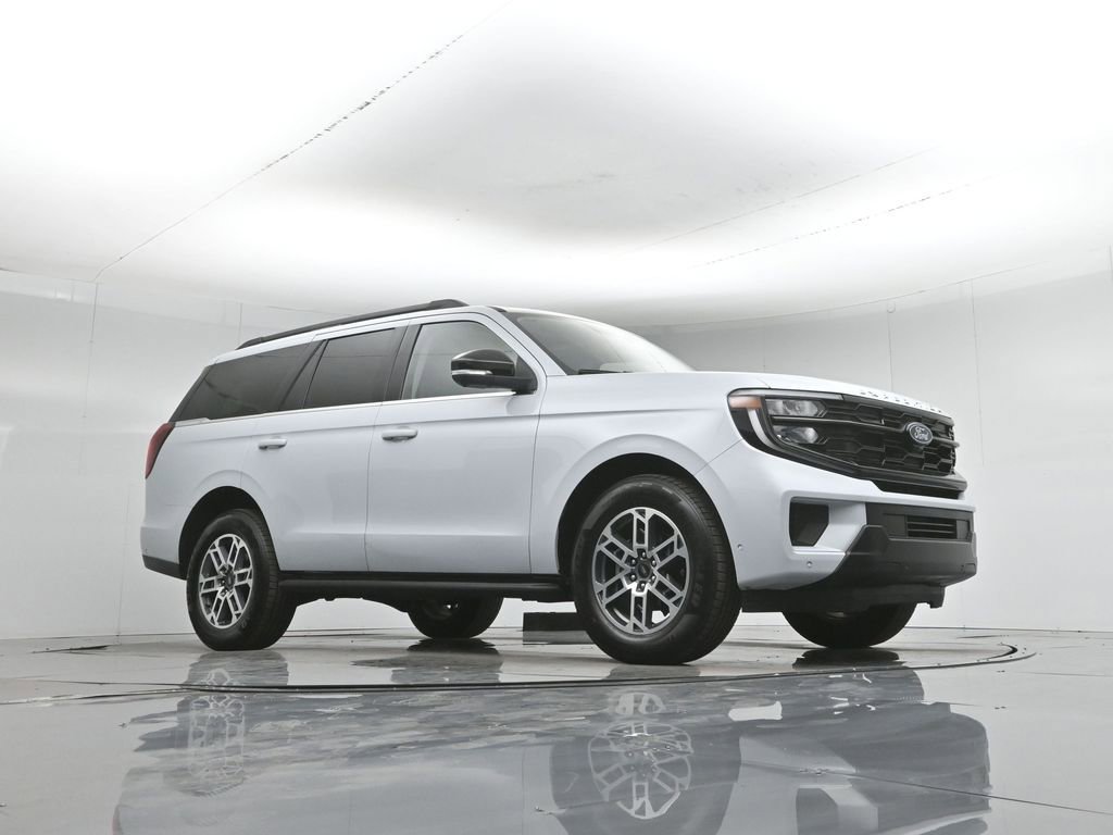 Certified 2025 Ford Expedition Active RWD image 3