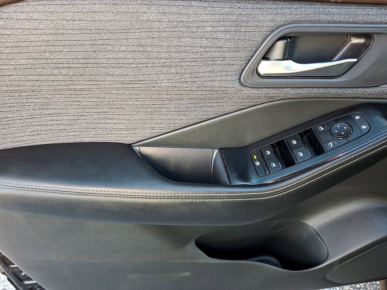 Used 2023 Nissan Rogue SV image 11