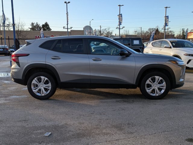 Used 2025 Chevrolet Trax LS FWD image 3