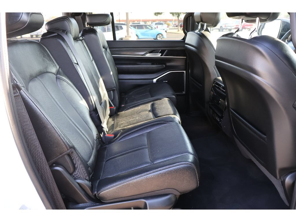 Used 2023 Jeep Wagoneer Series III w/ Preferred Equipment Group AWD/4WD image 19