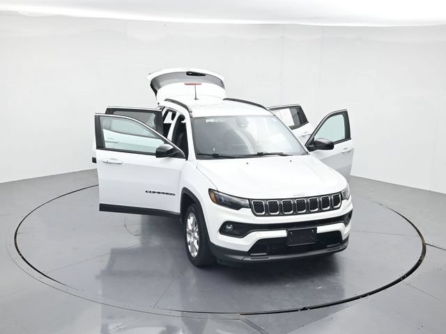 Used 2023 Jeep Compass Latitude AWD/4WD image 44