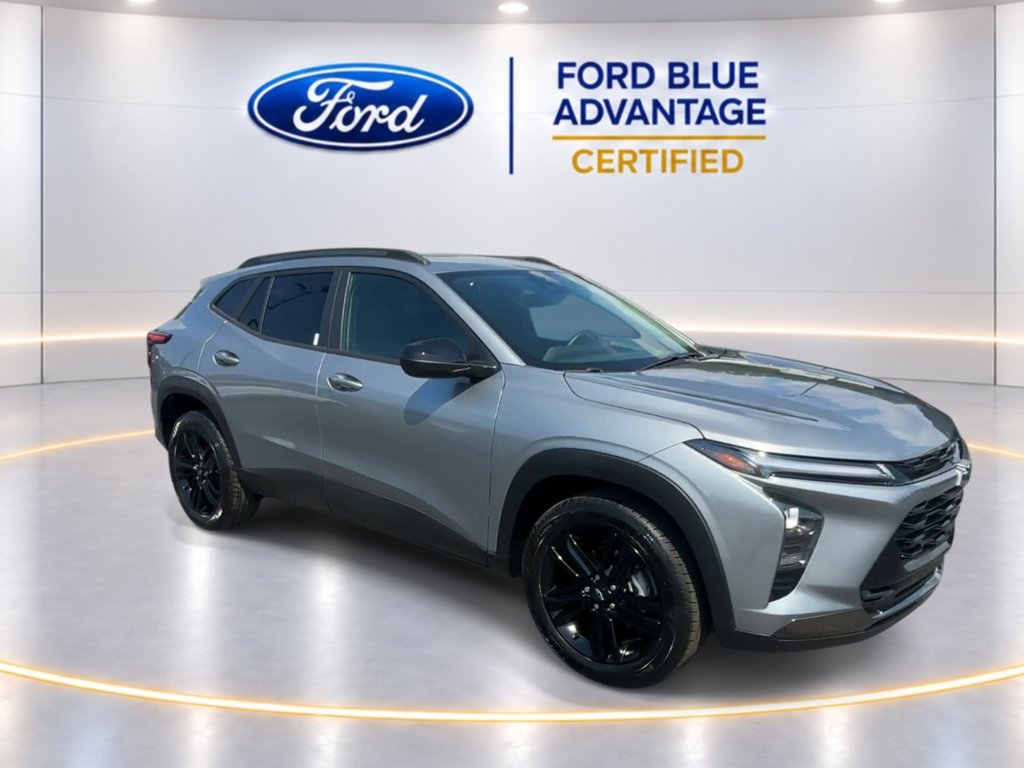 Used 2025 Chevrolet Trax ACTIV w/ Sunroof Package FWD image 2