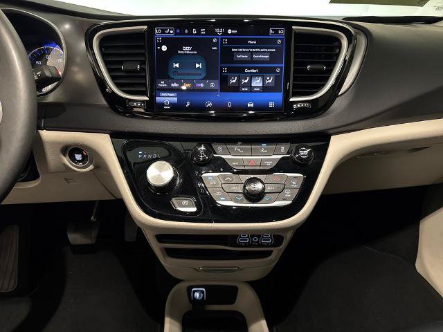 Used 2024 Chrysler Pacifica Touring-L FWD image 24