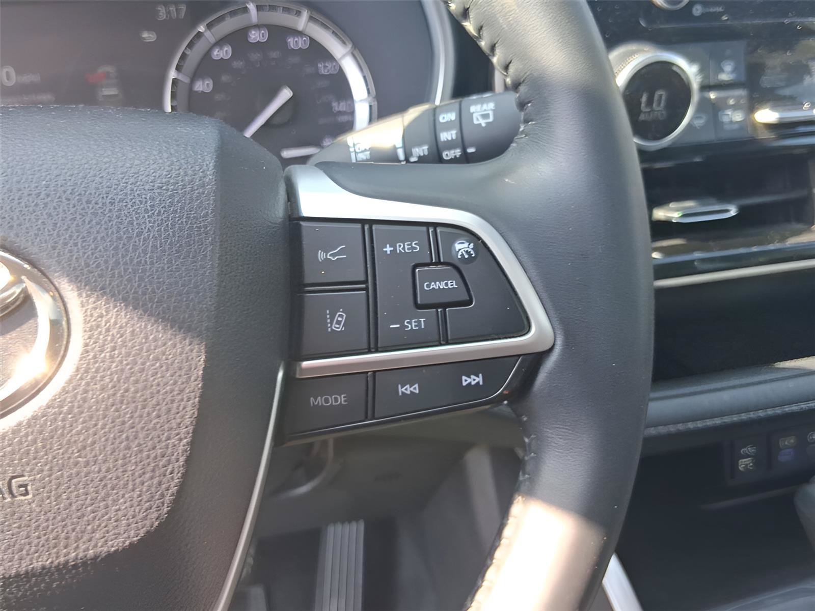 Used 2022 Toyota Highlander XLE FWD image 19
