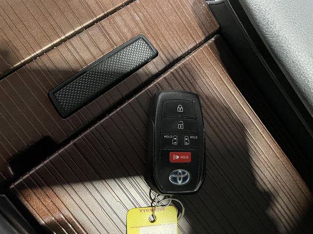 Used 2021 Toyota Sienna LE w/ LE Plus Package image 32