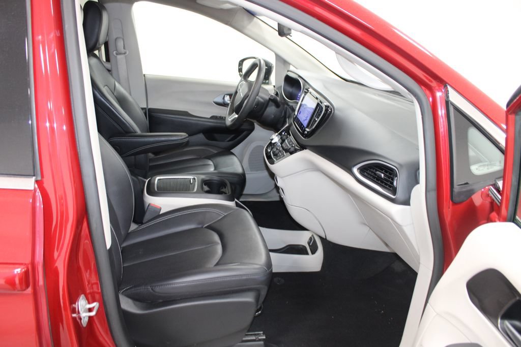 Used 2024 Chrysler Pacifica Touring-L FWD image 28