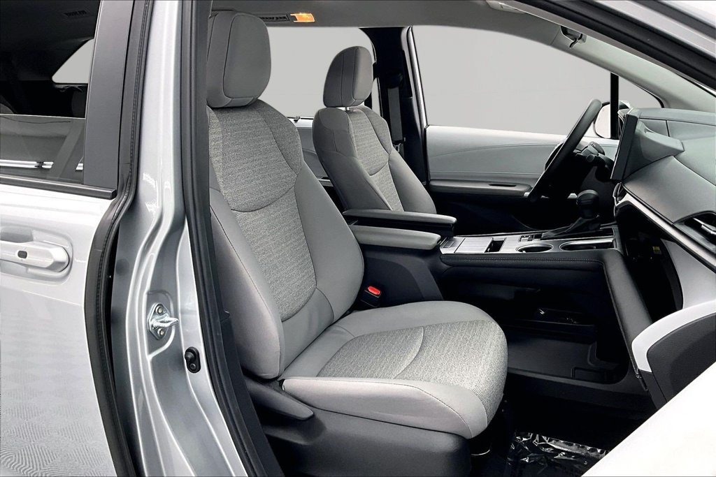 Used 2025 Toyota Sienna LE FWD image 7