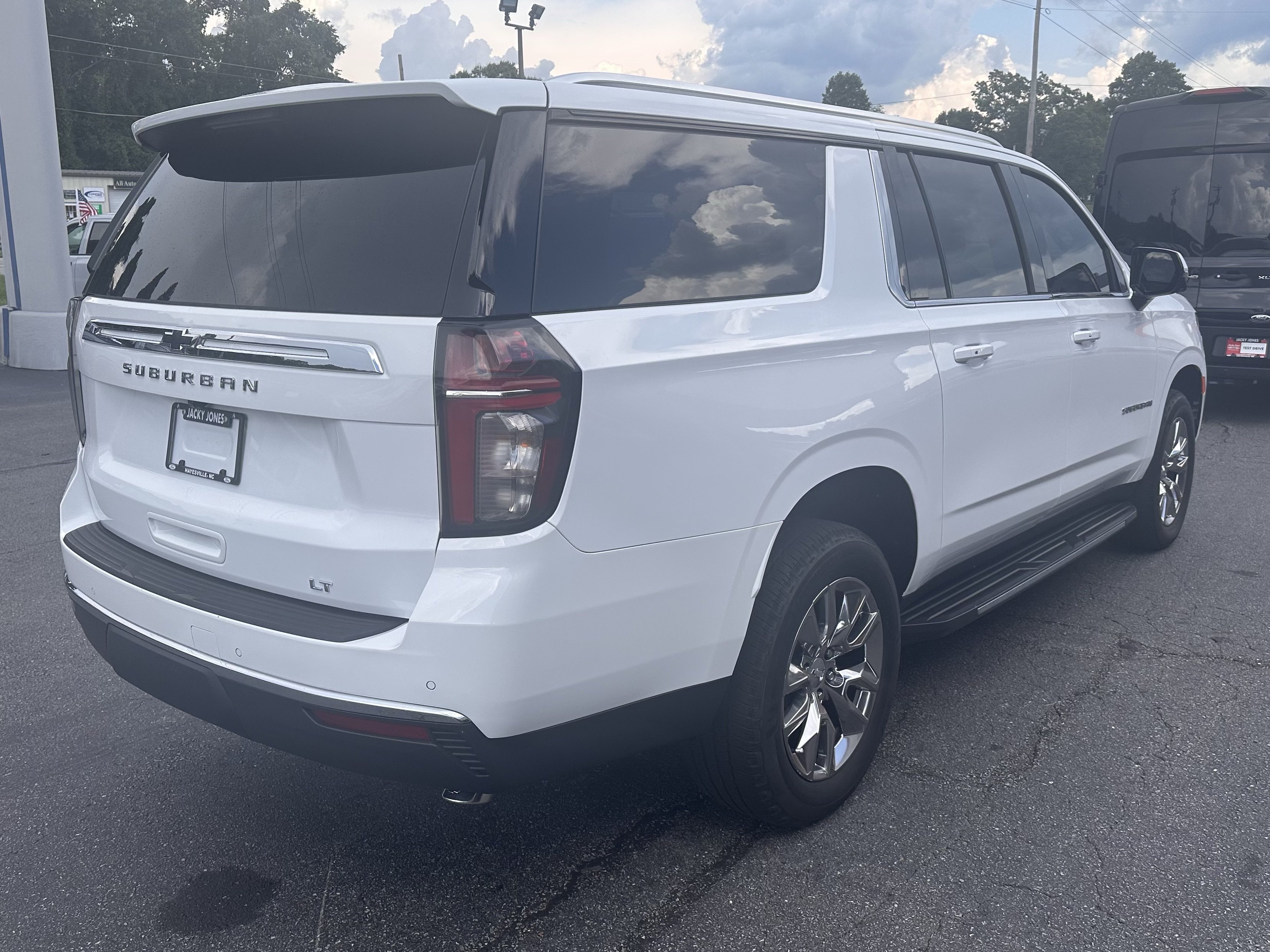 Used 2022 Chevrolet Suburban LT w/ LT Signature Package AWD/4WD image 6