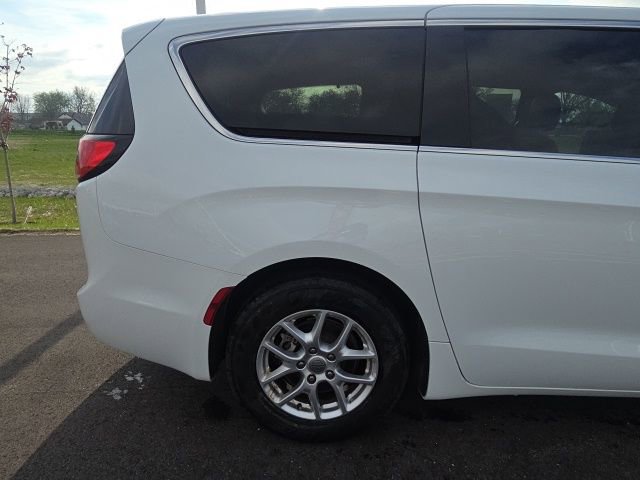 Used 2023 Chrysler Pacifica Touring-L FWD image 7