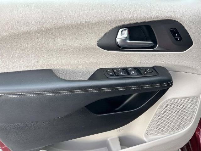 Used 2023 Chrysler Pacifica Touring-L FWD image 23