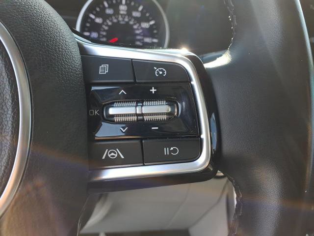 Used 2023 Kia Carnival LX image 11