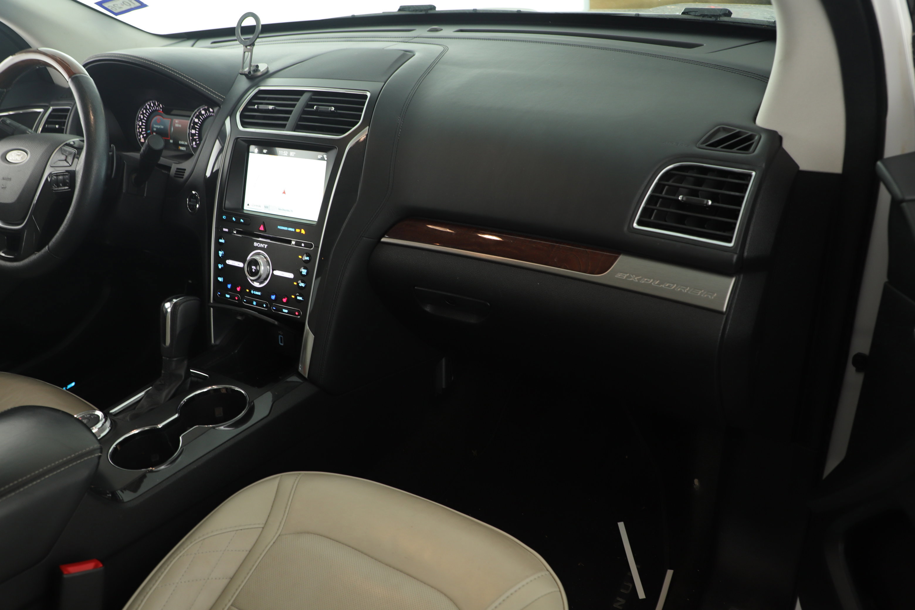 Certified 2018 Ford Explorer Platinum image 17