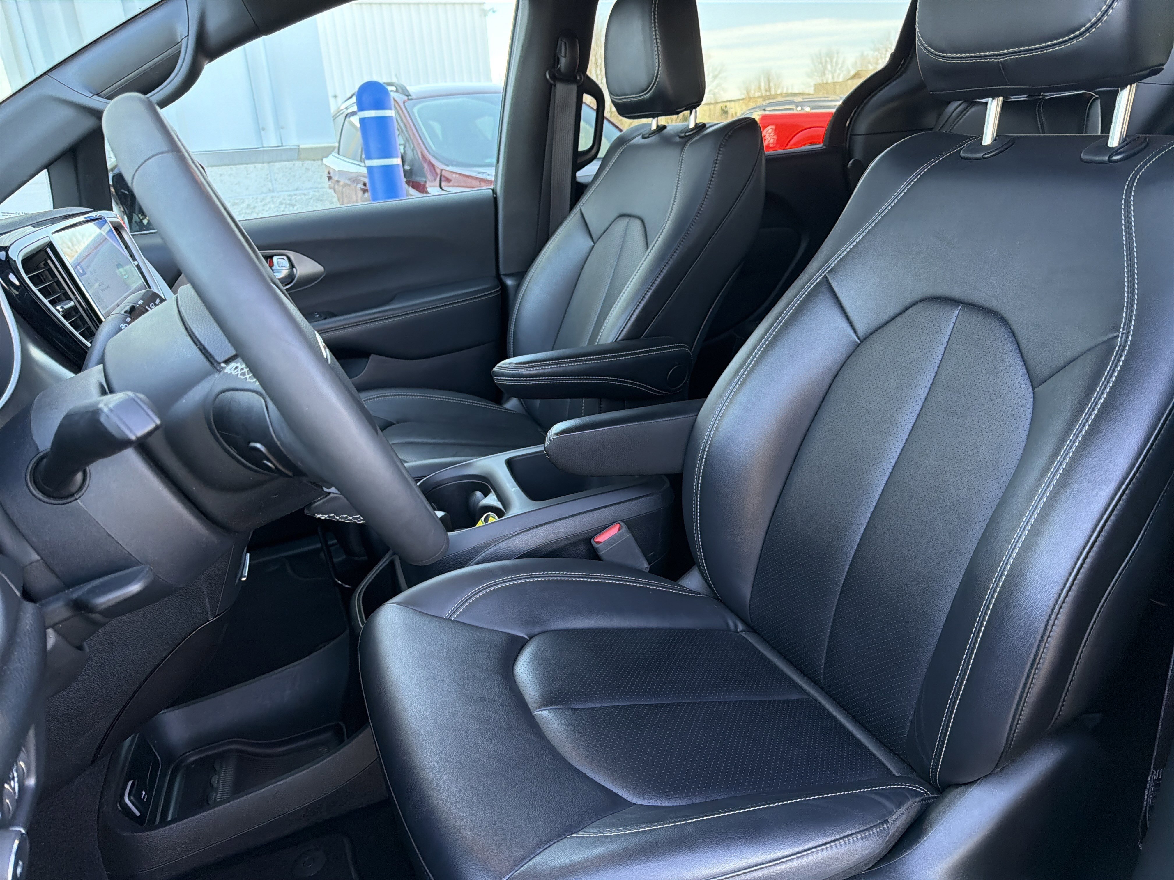 Used 2025 Chrysler Pacifica Select image 27